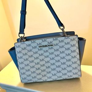 Michael Kors Selma Medium Messenger Pale Blue Cross Body Bag